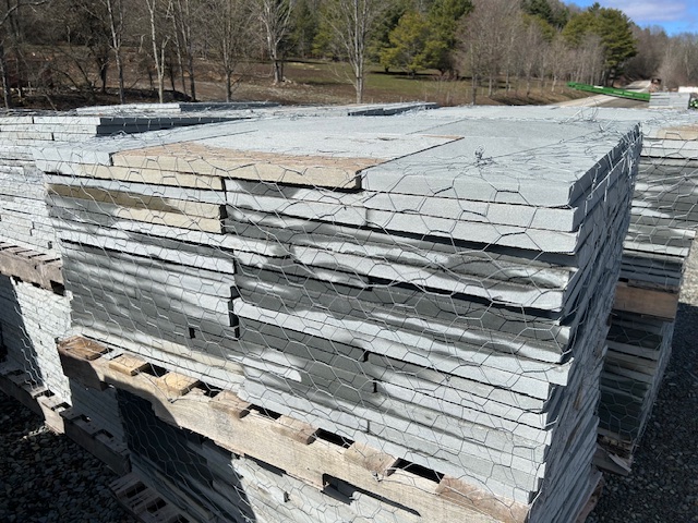 Lot #3: 1 pallet 1" Bluestone Patio Kit